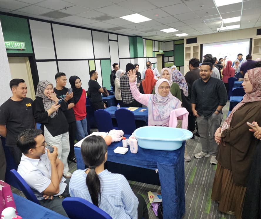 Demonstrasi penjagaan bayi oleh jururawat